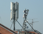 Antenna per cellulari sul tetto di un palazzo