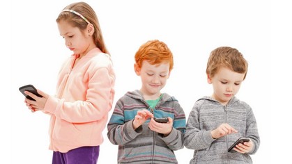 Bambini con cellulari