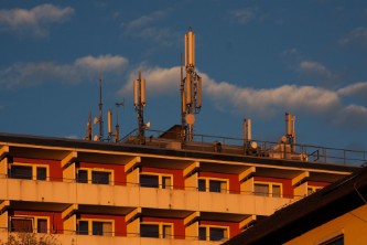 Antenne di telefonia sul tetto di un palazzo
